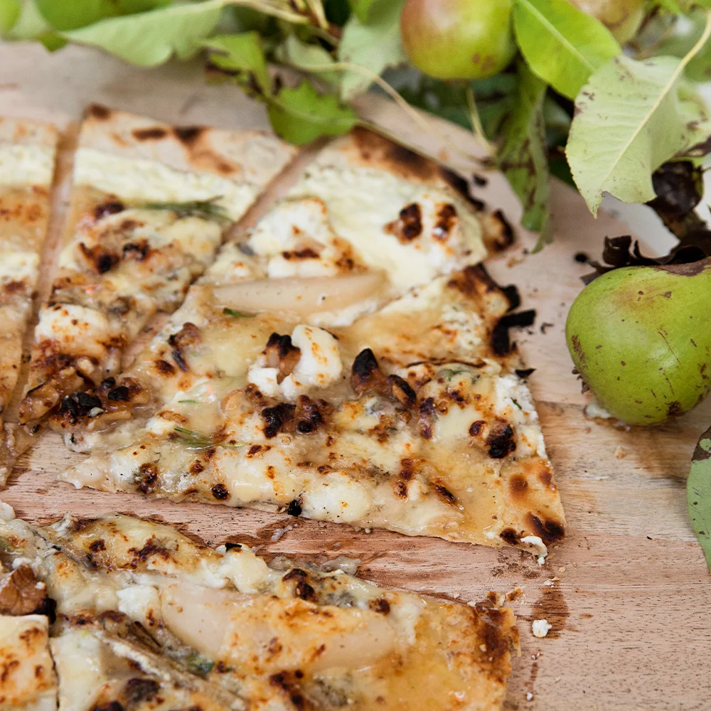 Pizza Bianco med Gorgonzola, Päron och Valnötter by Sebastian Mannerström