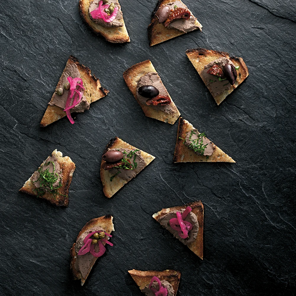 Kycklinglevermousse på crostini by Tareq Taylor