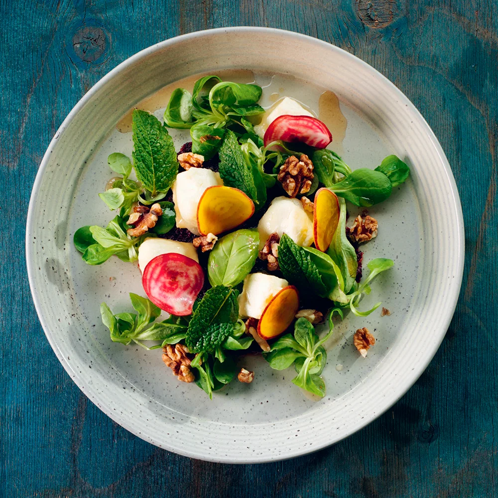 Råraka på rödbeta med getost och sötsur honung by Tareq Taylor