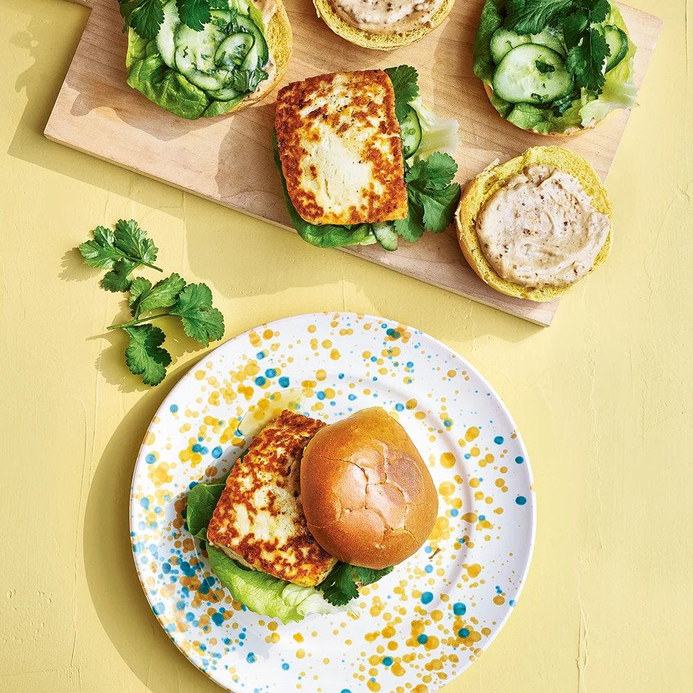Halloumiburgare med chipotlemajonnäs och inlagd gurka by Tareq Taylor