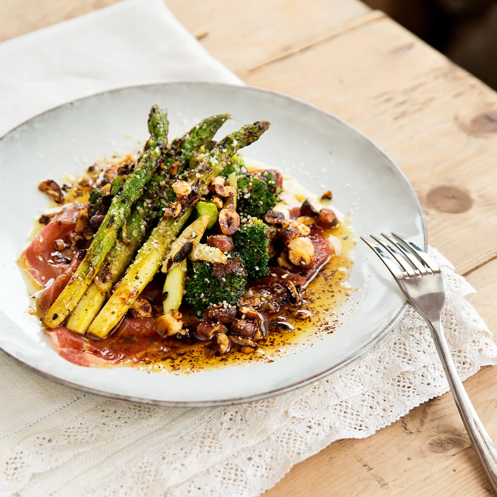 Sallad med grillad broccoli och sparris med lufttorkad skinka och brynt hasselnötssmör by Sebastian Mannerström