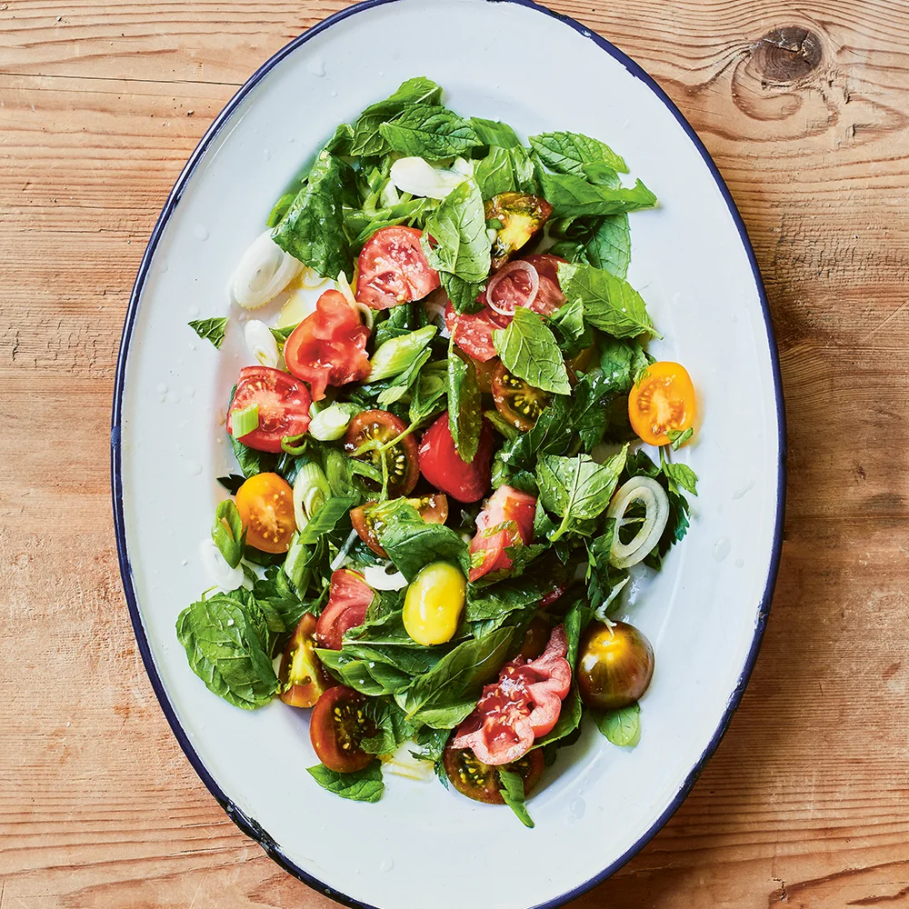 Syrlig tomatsallad med mynta och persilja by Tareq Taylor
