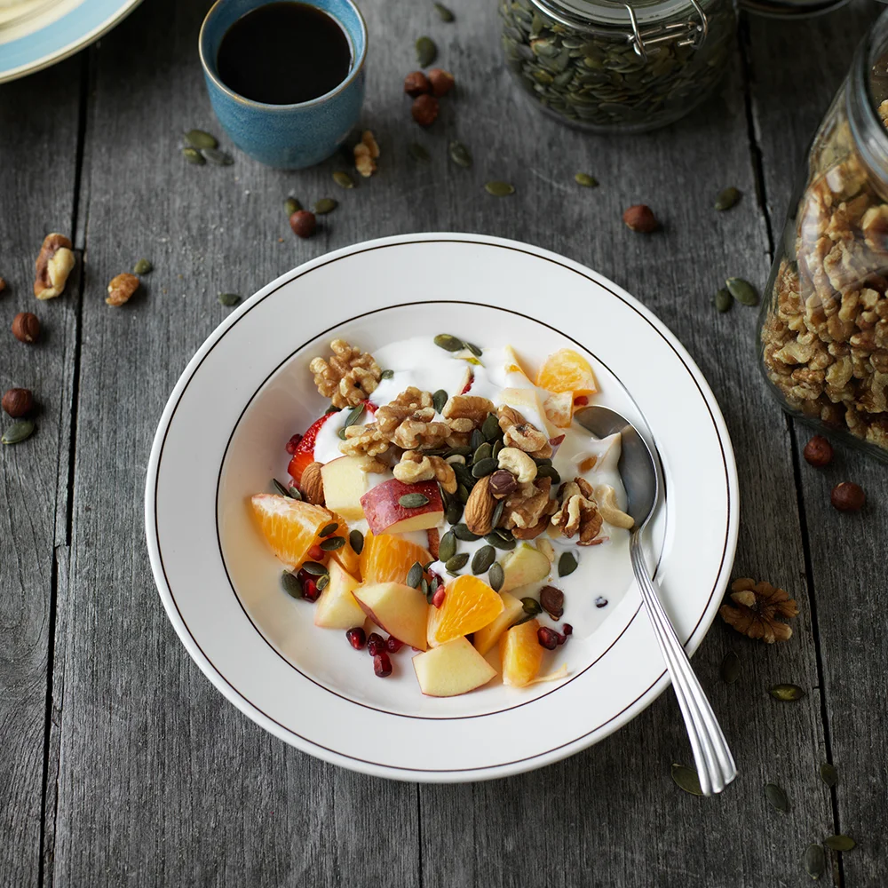 Fruktsallad med nötter och yoghurt by Tareq Taylor