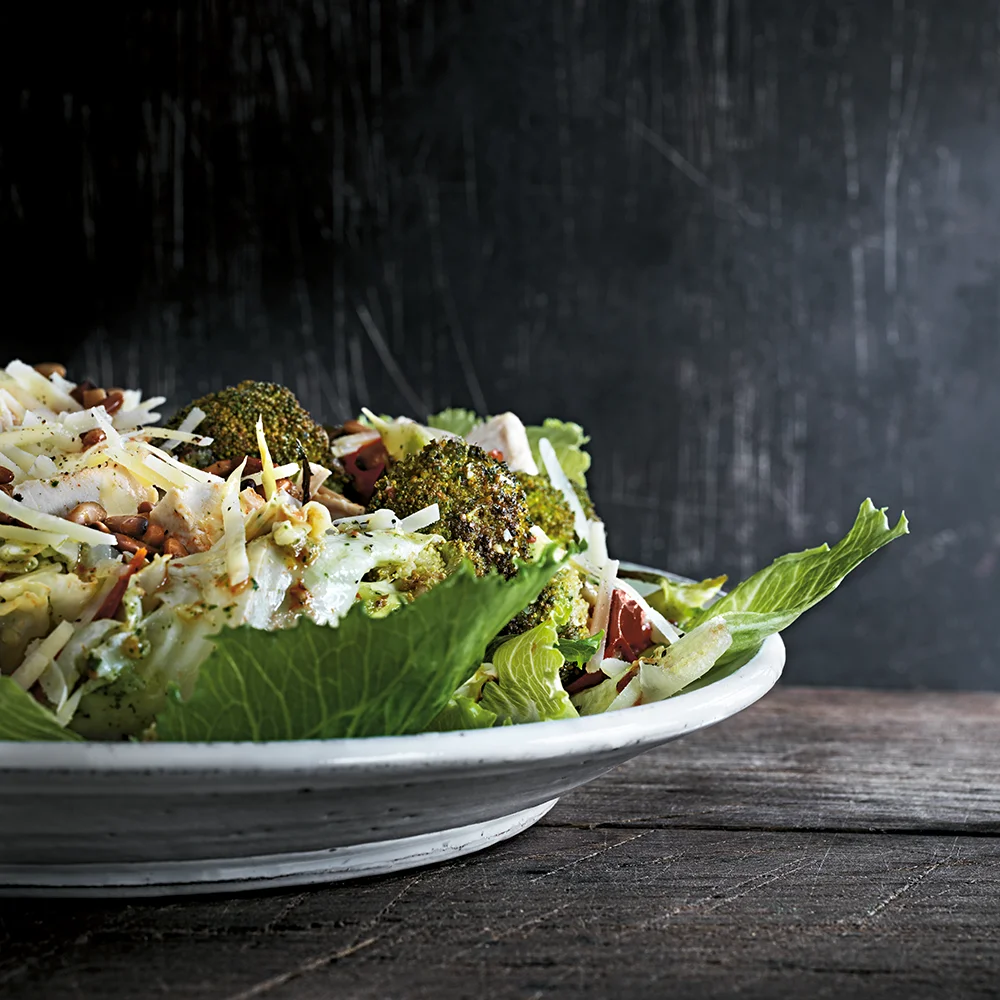 Broccoli-, spetskåls- och tomatsallad med örtpesto och parmesan by Tareq Taylor