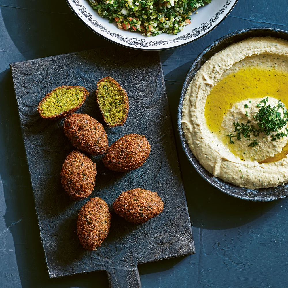 Gulärtsfalafel med tabbouleh och hummus by Tareq Taylor
