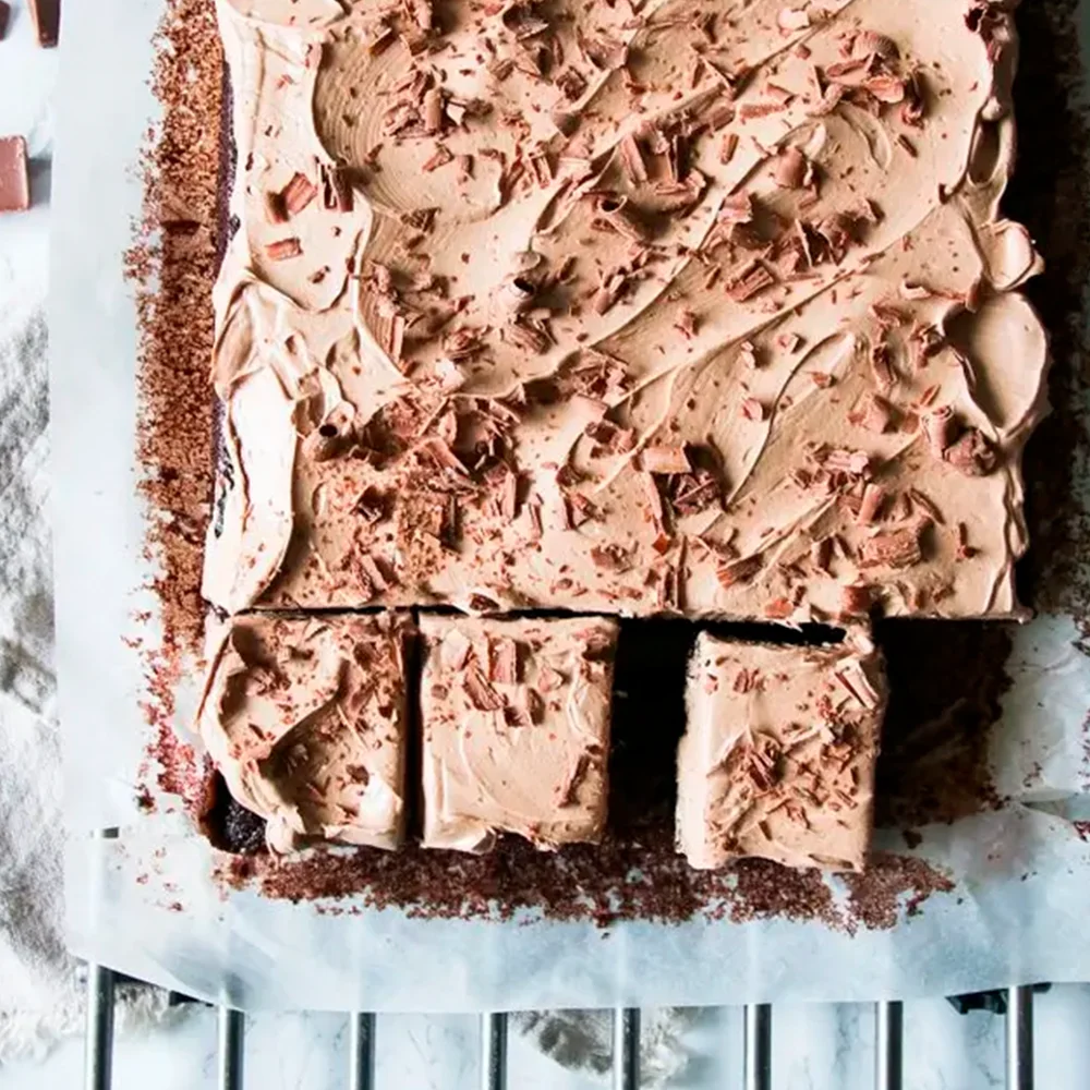 Chokladkaka i långpanna med mjölkchokladfrosting by Simona Muntean