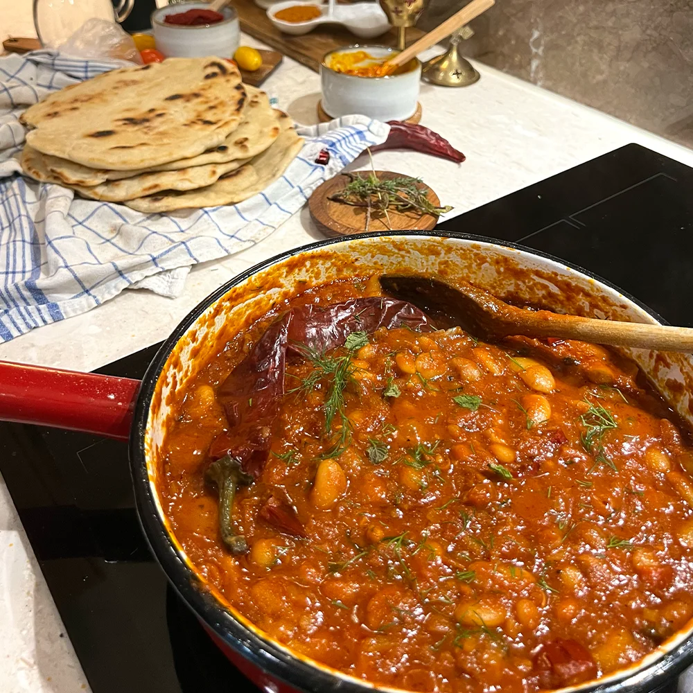 Bönor i Tomater och Lutenica med Tunnbröd by Anneli Stojanovska