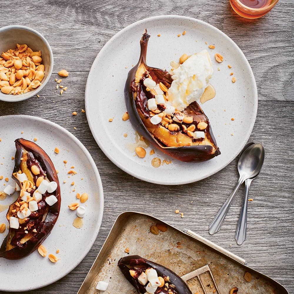 Banan med choklad, jordnötter och marshmallows by Tareq Taylor