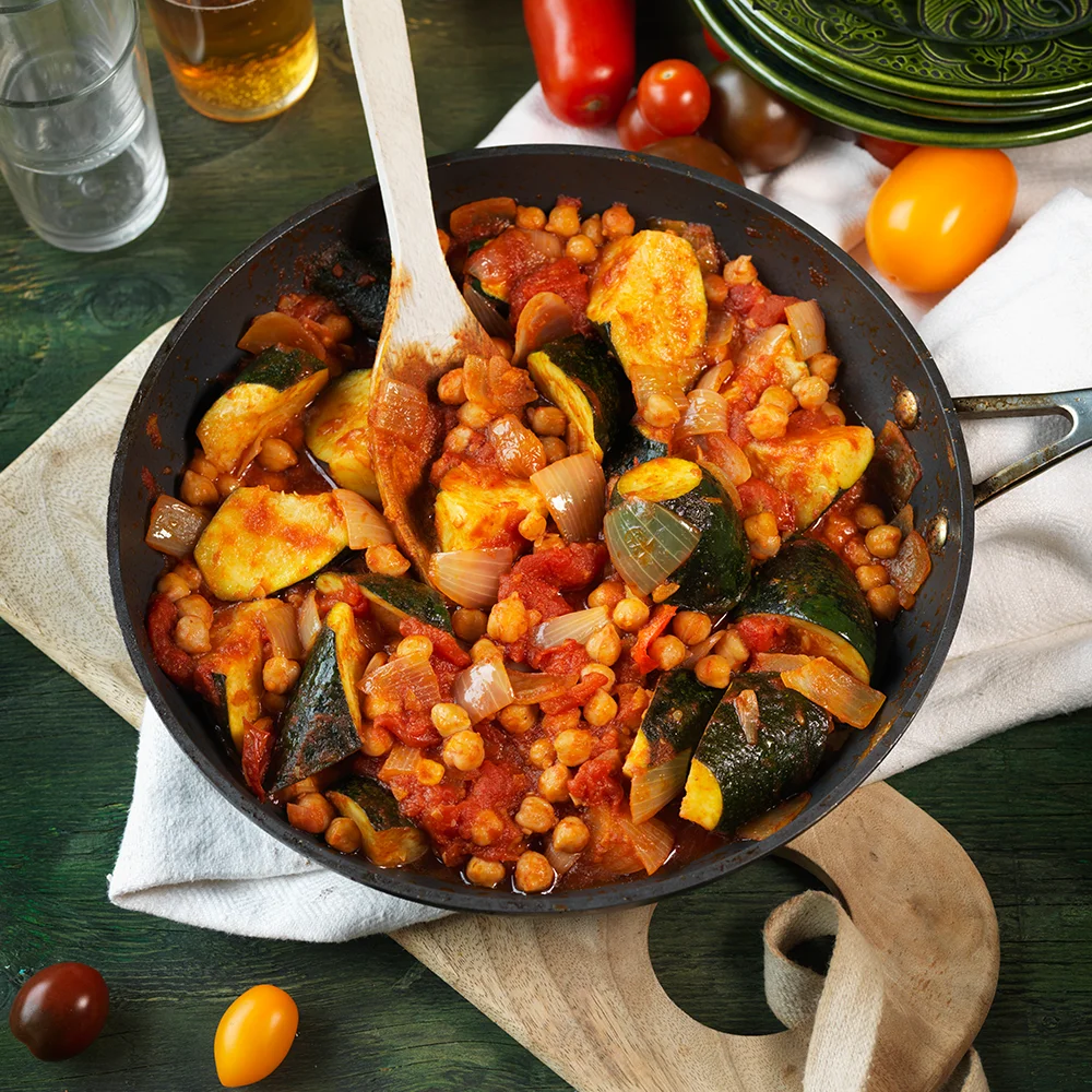 Kikärtsgryta med zucchini och vitlöks- och korianderolja by Tareq Taylor
