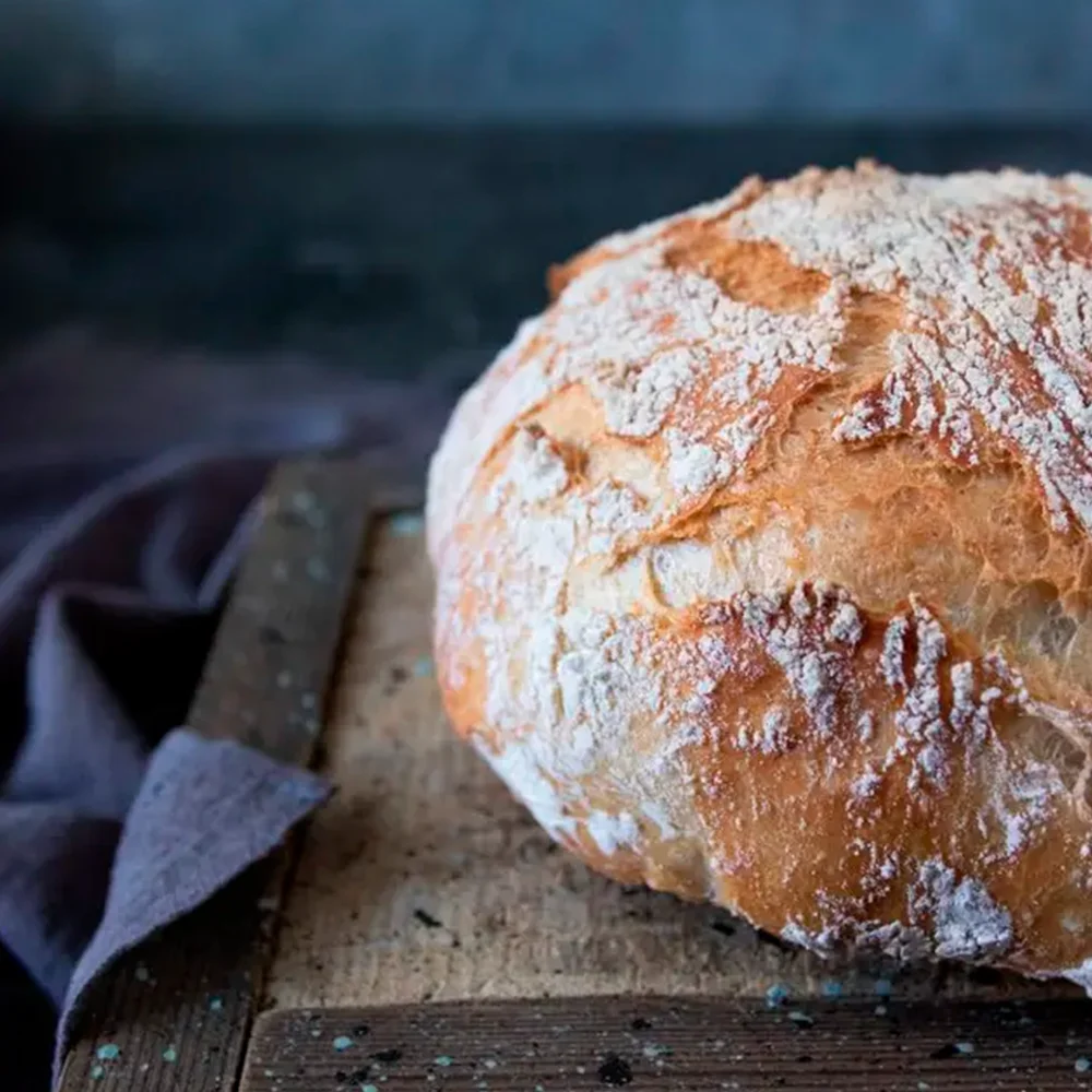 Knådfritt bröd i gjutjärnsgryta by Simona Muntean